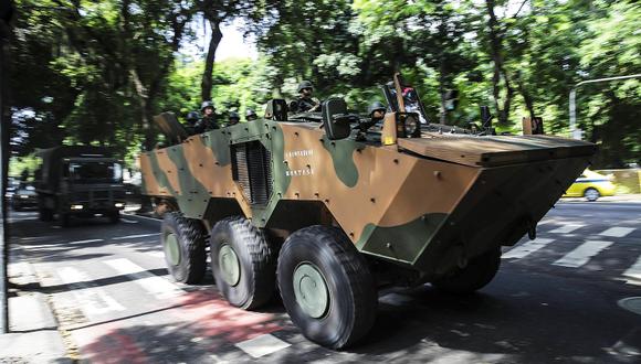 Armadas patrullan las calles de Río de Janeiro (Brasil). (Foto archivo: EFE/Antonio Lacerda)