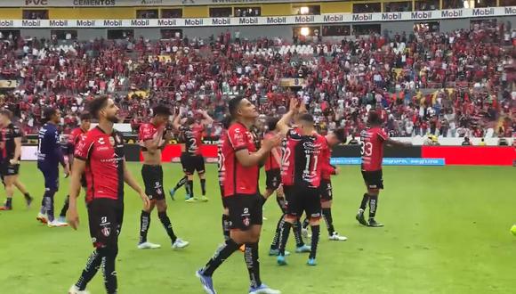 Anderson Santamaría festejó con los hinchas de Atlas el pase a semifinales. (Foto: Captura)