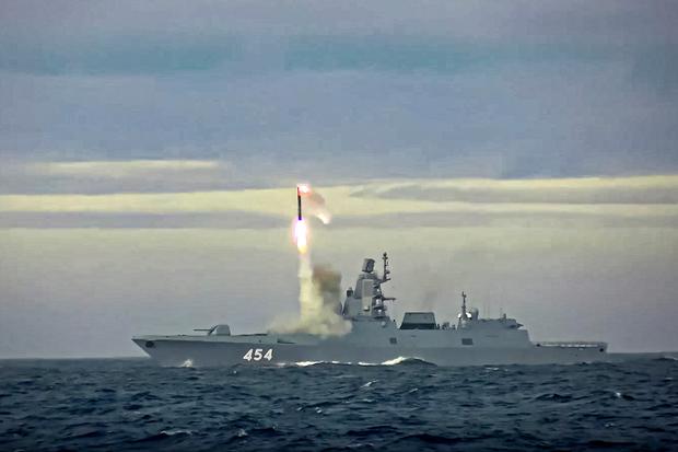 En esta imagen tomada de un video difundido por el Servicio de Prensa del Ministerio de Defensa ruso el 28 de mayo de 2022, muestra el nuevo misil hipersónico Zircon lanzado desde la fragata Almirante Gorshkov. (AP, archivo).