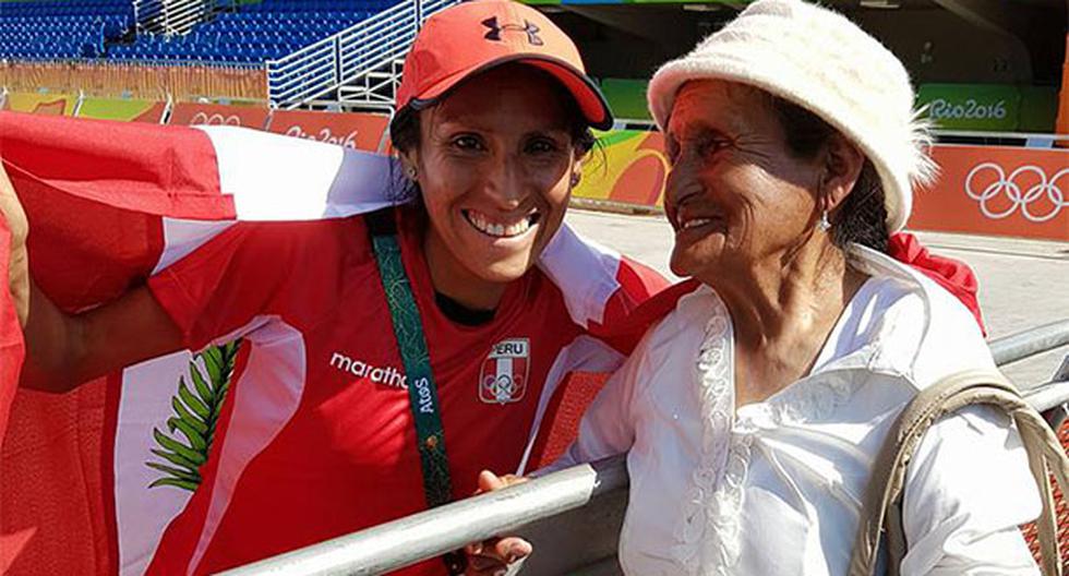 Gladys Tejeda posa junto a su madre tras participar en la maratón femenino de Río 2016. (Foto: Facebook Gladys Tejeda)