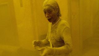 La icónica foto de la “dust lady”, la mujer cubierta de polvo que “perdió el control” tras los ataques a las Torres Gemelas del 11S