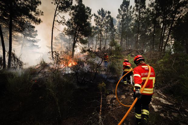 Bomberos combaten un incendio forestal en el pueblo de Reboredo, Vila Pouca de Aguiar, Portugal.