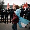 Una persona se manifiesta durante una protesta convocada por la Unión de Trabajadores de la Economía Social (UTEP) el 7 de mayo de 2024 en Vicente López, Buenos Aires, Argentina. (EFE/ Juan Ignacio Roncoroni).