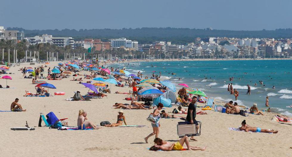 El flujo de turistas en las paradisíacas playas de Palma de Mallorca aumentó en los últimos días. España, que había declarado el estado de alarma el 14 de marzo por el coronavirus COVID-19, reabrió sus fronteras el 21 de junio. La imagen es del 2 de julio. (Foto: Reuters / Enrique Calvo)