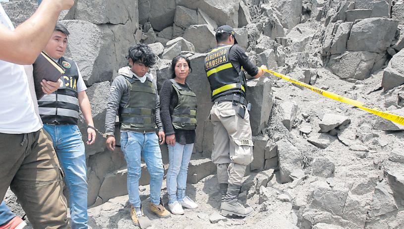 Con presencia de los detenidos (en la foto), ayer se retiró el cuerpo de la menor de un cerro de Huachipa. (USI)