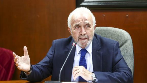 Guido Lombardi criticó que el presidente del Congreso, Luis Galarreta, convoque a una Junta de Portavoces el lunes solo para abordar la resolución de la Corte IDH sobre los magistrados del TC y no para analizar el proyecto del Ejecutivo. (Foto: Congreso)