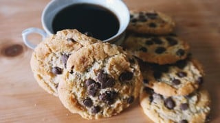 Galletas de chispas de chocolate en sartén 