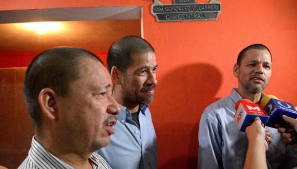 Los hermanos Luis Alfonso, José Regino y Simón González Villarreal dan declaraciones a periodistas este viernes, tras llegar a casa de sus familiares, en Culiacán. (Foto: EFE)