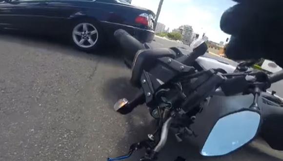 Motociclista australiano provocó un violento choque en su intento por sobrepasar a una fila de autos en una curva cerrada | Foto: Captura de video / Viral Hog