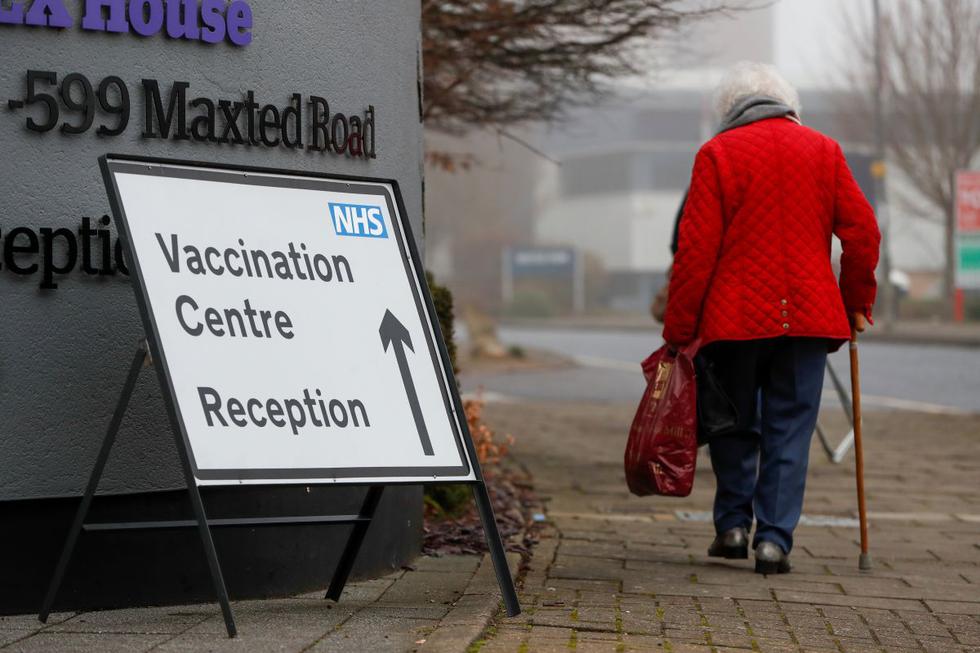 El pasado 2 de diciembre el Reino Unido se convirtió en el primer país del mundo en aprobar una vacuna contra el coronavirus. A más de un mes de recibir la esperada vacuna, el portal "Our World in Data" destaca los 10 primeros países que lideran las vacunaciones contra el COVID-19. (REUTERS/Paul Childs).