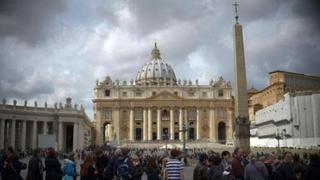Vaticano condena a 5 años de prisión a cura que poseía pornografía infantil