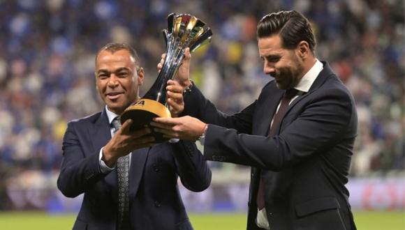 Cafú y Claudio Pizarro levantando el trofeo que ganó Chelsea. (Foto: Agencias)