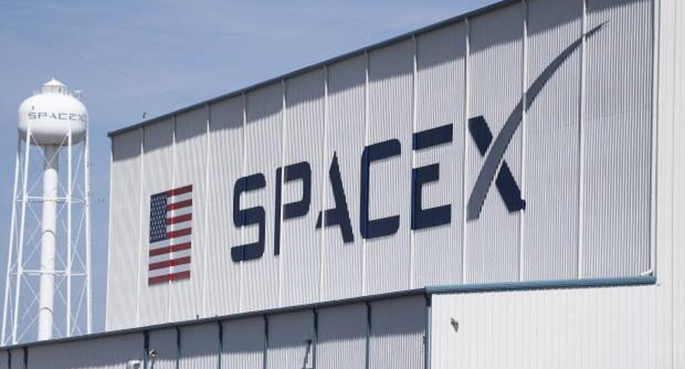 El lanzamiento estaba previsto para el sábado, pero SpaceX decidió postergarlo para reemplazar una válvula y revisar los motores del cohete. En la foto, el hangar SpaceX, en el Centro Espacial Kennedy en Florida. (Foto: AFP)