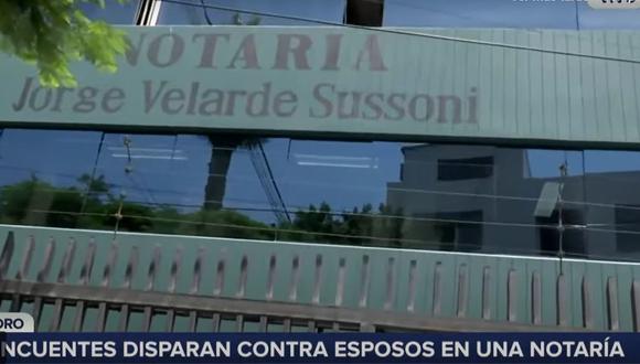 Los disparos se escucharon en el segundo piso de la notaría. Además de la víctima mortal, su acompañante resultó herida a causa de un proyectil en la espalda. Una tercera persona fue herida en la mano a causa de un balazo. (RPP)