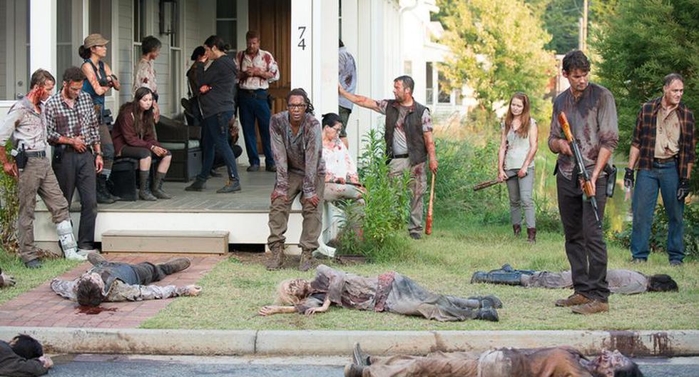 Los alexandrinos haciendo vigilia por Carl en 'The Walking Dead' (Foto: AMC)