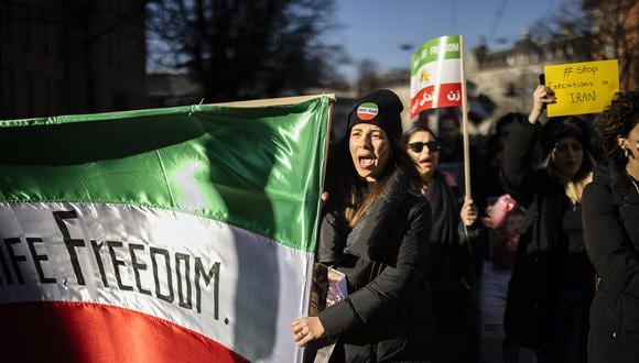 Manifestantes asisten a una manifestación en solidaridad con las protestas en Irán y en honor a los manifestantes presuntamente asesinados por el gobierno iraní en Zúrich, Suiza, el 07 de enero de 2023. (Protestas, Suiza). (Foto: EFE/EPA/MICHAEL BUHOLZER)