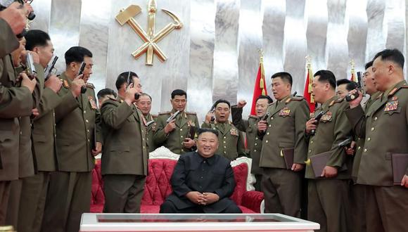 Una foto publicada por la Agencia de Noticias Central de Corea del Norte (KCNA) muestra a Kim Jong-un rodeado de militares con armas en sus manos. (EFE).