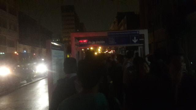 Aproximadamente a las 6:00 p.m. un apagón en algunas calles del centro de Lima. (Foto: Twitter/@chiolaro)