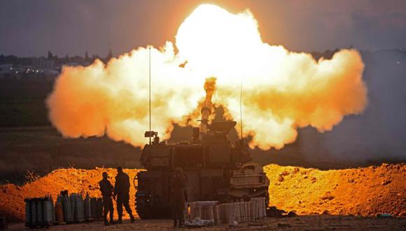 Soldados israelíes disparan un obús autopropulsado de 155 mm hacia la Franja de Gaza desde su posición a lo largo de la frontera con el enclave palestino. (Foto: AFP / EMMANUEL DUNAND).