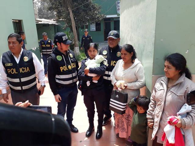 Agentes de la Policía Nacional encontraron al menor en un parque de Chaclacayo. Hoy fue entregado a su madre, Ruth Cortes. (Foto: María del Carmen Yrigoyen/El Comercio)