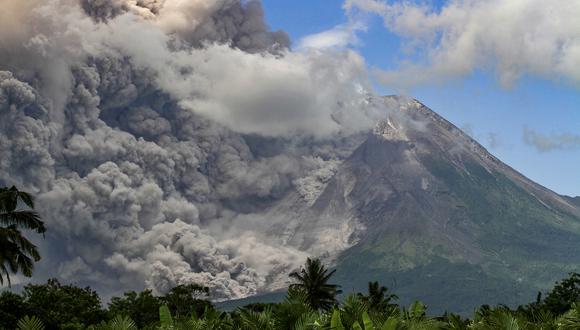 Un humo espeso se eleva durante una erupción del Monte Merapi, el volcán más activo de Indonesia, visto desde la aldea de Tunggularum en Sleman el 11 de marzo de 2023. (Foto de DEVI RAHMAN / AFP)