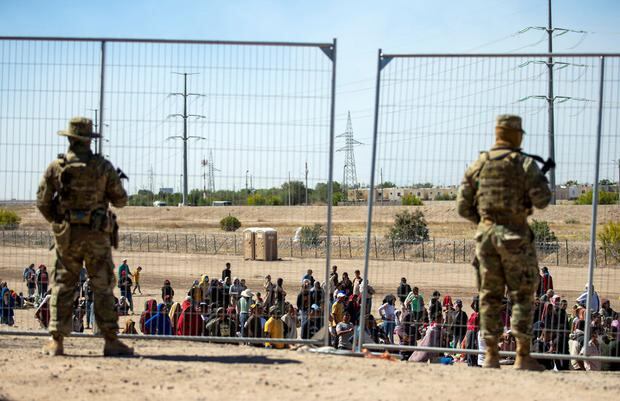 Migrants wait next to a border fence under the surveillance of the Texas National Guard, United States, on May 10, 2023. (AP Photo/Andrés Leighton).