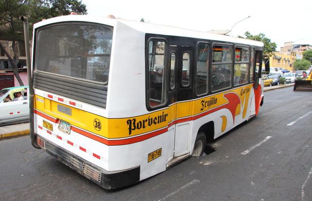 Trujillo: pista se abre y microbús se hunde con 30 pasajeros - 2