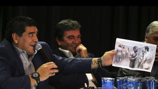 Diego Maradona mostró una foto de Pelé desnudo y bromeó