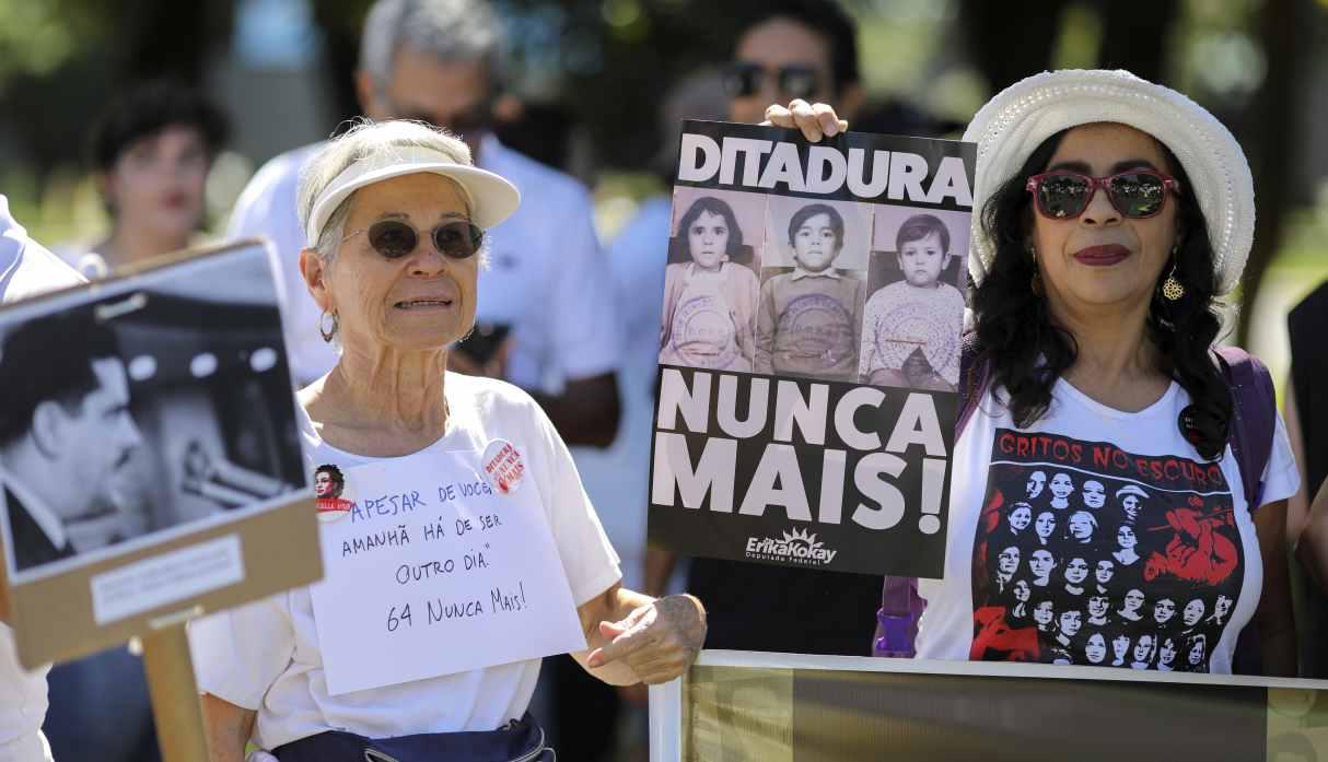 La gente se manifestó contra la dictadura de 1964-1985 en el 55 aniversario del golpe, en Brasilia, el 31 de marzo de 2019. (Foto: AFP)