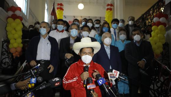 Detrás del candidato, se encontraban, entre otros profesionales, la enfermera Liliana La Rosa, la obstetra Margarita Pérez Silva, el economista Gonzalo Alegría y el médico Augusto Tarazona. (Foto: Joel Alonzo/ @photo.gec)