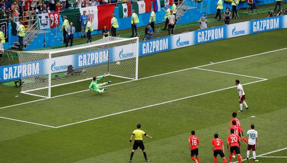 En el México vs. Corea del Sur, por el Grupo F del Mundial Rusia 2018, Carlos Vela marcó el primero del partido con tiro penal tras una mano de Jang Hyun-Soo. (Foto: Reuters)