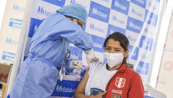 Hinchas podrán vacunarse contra el COVID-19 en los alrededores del Estadio Nacional. (Foto: EsSalud)