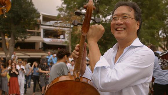 Yo-Yo Ma visitó Lima en 2019 para realizar un mural junto a la artista shipibo-konibo Olinda Silvano. (Foto: Difusión)