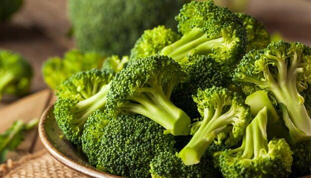 Las verduras de hojas verdes oscuras, como las coles o el brocoli, también contienen vitamina C. Además, son alimentos con alto contenido en folato, que se caracterizan por sus propiedades bactericidas. (Foto: Shutterstock)