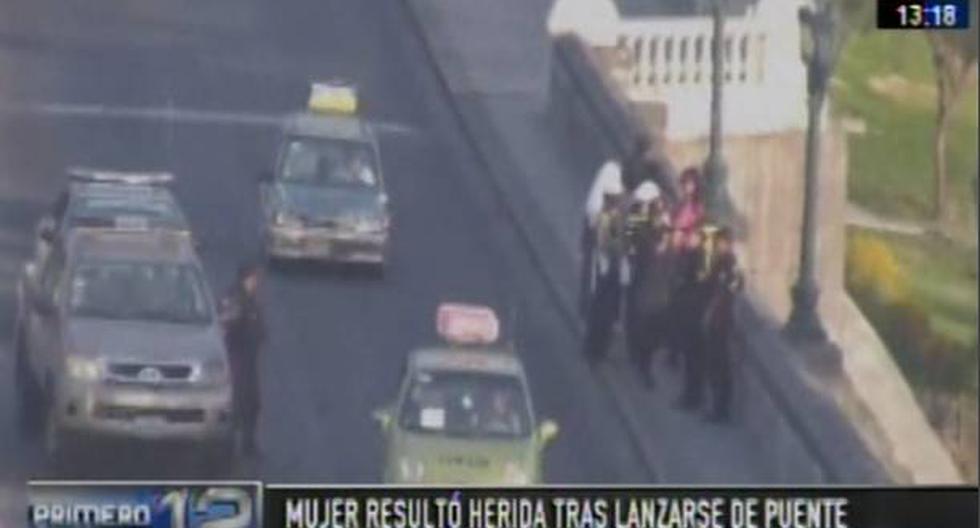 Arequipa: una mujer intentó suicidarse tras lanzarse de un puente. (Foto: América TV)