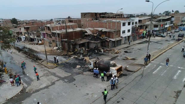 Ejecutivo declaró en estado de emergencia el distrito de Villa El Salvador tras el incendio por fuga de gas (Foto: Carlos Hidalgo / El Comercio)