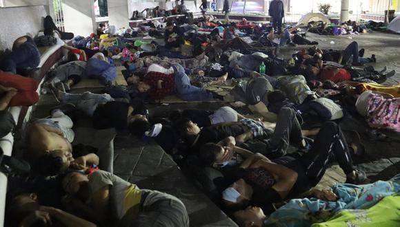 Migrantes en su mayoría venezolanos duermen en plazas públicas en la ciudad de Tapachula, en el estado de Chiapas, México. (EFE/Juan Manuel Blanco).