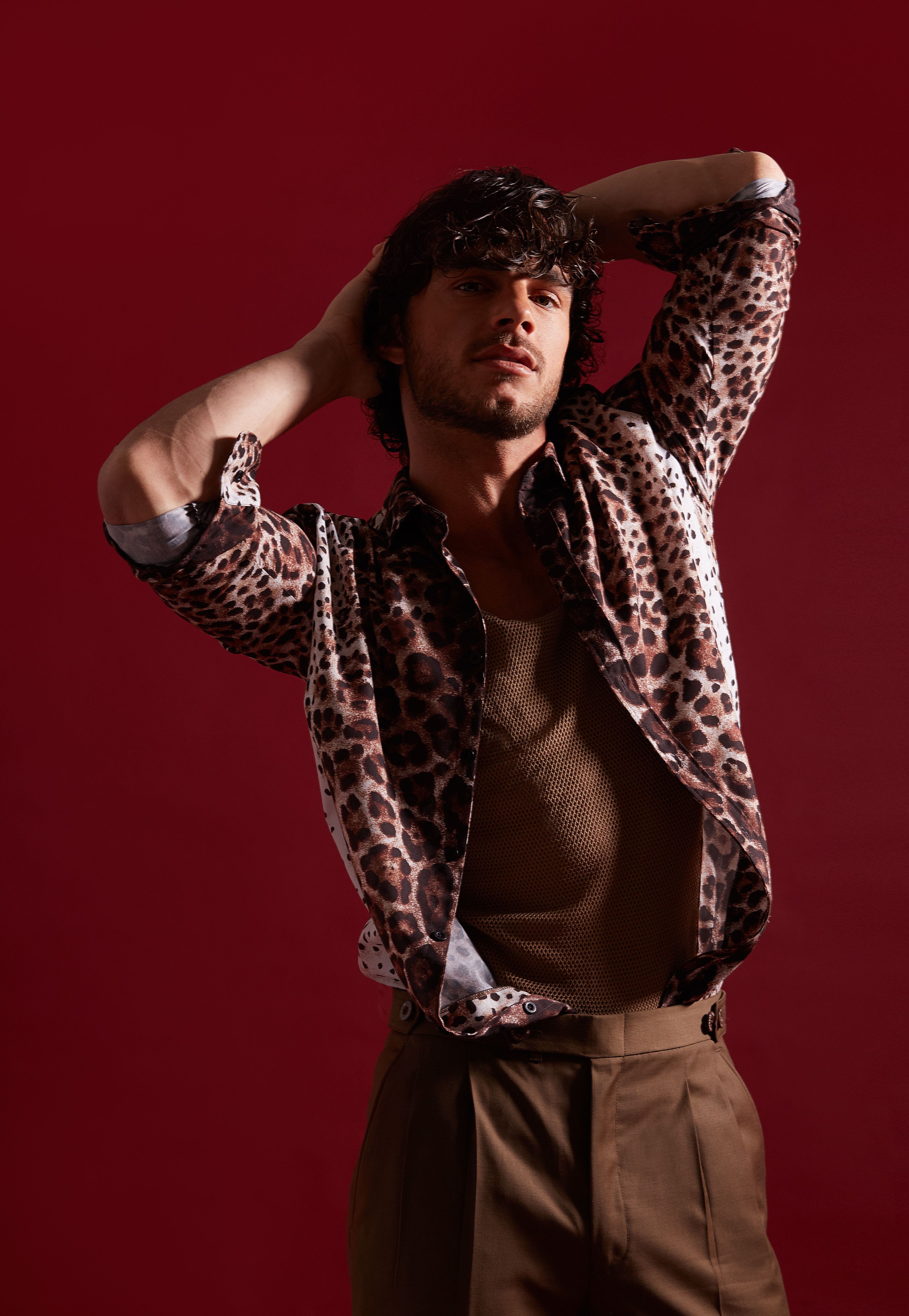 Maximiliano posa con una camisa animal print, top y pantalón recto. (Foto: Víctor Idrogo)