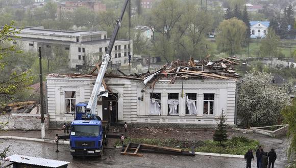 Rescatistas ucranianos retiran los escombros después de un ataque con cohetes contra el museo de historia local en la ciudad de Kupiansk, región de Kharkiv, noreste de Ucrania, el 25 de abril de 2023. (Foto de EFE/EPA/STRINGER)