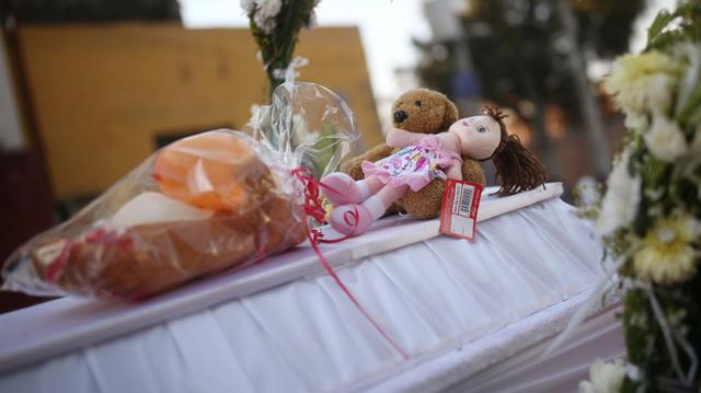 Se ven juguetes encima del ataúd de Fátima Cecilia Aldrighett, de siete años. (Foto: Reuters).