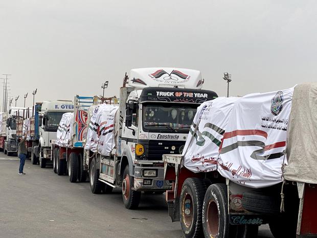 Un convoy de camiones que transportan suministros de ayuda humanitaria para Gaza en la carretera del desierto de Ismailia, de camino al cruce de Rafah, Egipto, el 12 de noviembre de 2023. (Foto de EFE/EPA/KHALED ELFIQI)