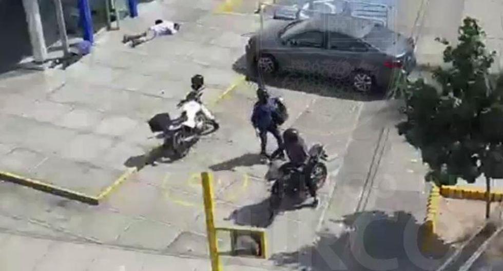 Los cuatros escapan por el Jr. Doña Edelmira a bordo de unas motocicletas. Sin embargo, minutos después abandonan sus motos en el cementerio de San Pedro (Surco). (Foto: Municipalidad de Surco)