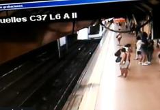El aterrador momento en el que un hombre empuja a otro a las vías del metro de Madrid | VIDEO