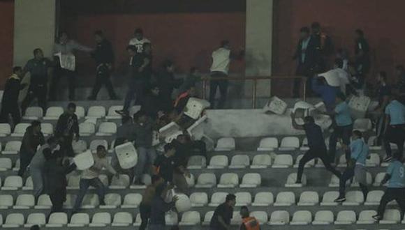 Universitario vs. Sporting Cristal: hinchas se lanzaron sillas en la tribuna de oriente. (Foto: Captura de imagen)