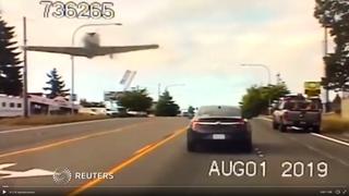 Avioneta causa pánico al aterrizar de emergencia en carretera de Washington | VIDEO