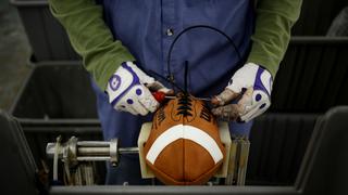 Super Bowl: así se fabrican los balones de la final de la NFL