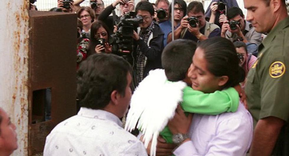 Familias mexicanas se reúnen en el muro fronterizo con USA. (Video: RT)