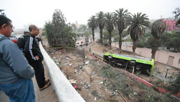 Las huellas que dejó el accidente de bus turístico. (Foto: Lino Chipana / El Comercio)