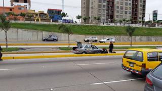 Taxi invadió el carril del Metropolitano y causó congestión