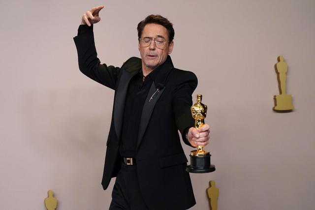 Robert Downey Jr. en su noche triunfal en el Oscar 2024: ganó el trofeo al Mejor actor de reparto por "Oppenheimer".